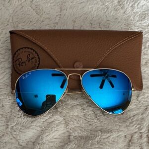 Ray-Ban Gold Aviator Sunglasses with Blue Lenses
Small scratches with image